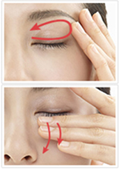 目もとのメイクを落とす